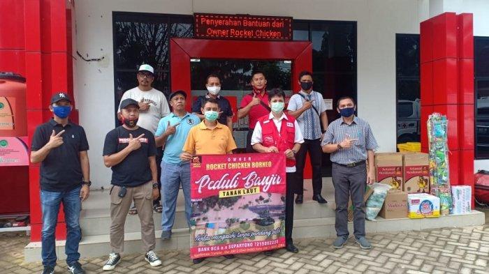 Peduli Korban Banjir di Pelaihari, Keluarga Besar Rocket Chicken Kalsel Salurkan Bantuan Sembako