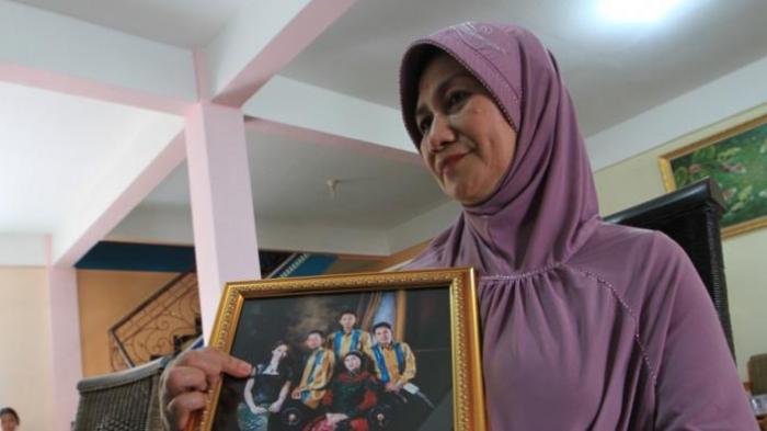 Tangis Ibunda Menambah Haru Suasana Pemakaman Pramugari Khairunisa