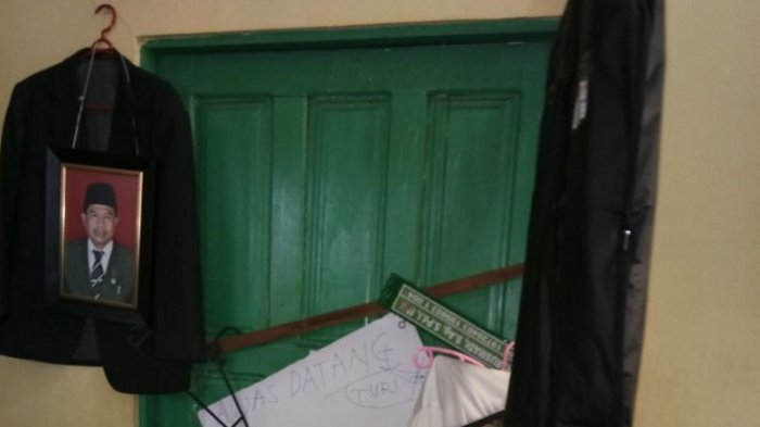 Pasang Spanduk Protes, Pegawai Segel Ruang Kerja Kepala Kemenag Batola :