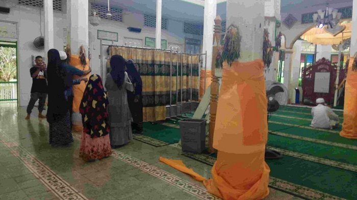 Tak Pernah Sepi Penziarah, Aroma Wangi Kembang Selalu Tercium di Ruang Induk Masjid