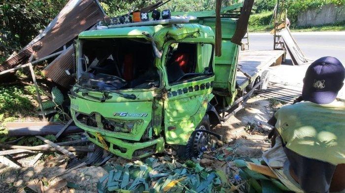 Trailer Seruduk Mobil dan Motor Kagetkan Warga Samarinda Utara yang Sedangkan Jalankan Sahur