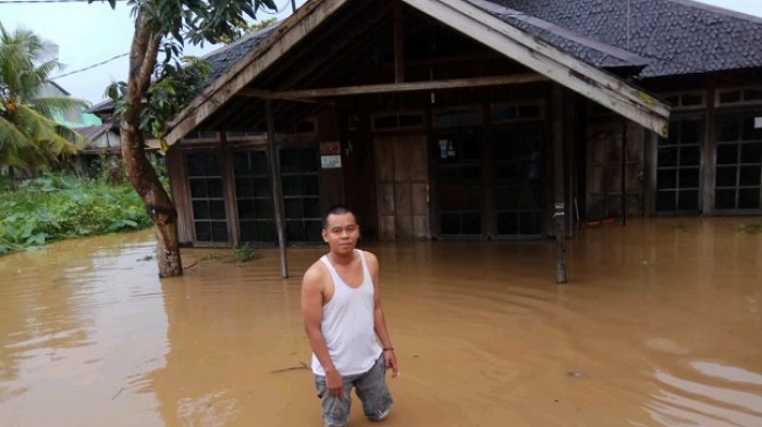 Rumah Arul di Kota Martapura Terendam Setinggi Lutut
