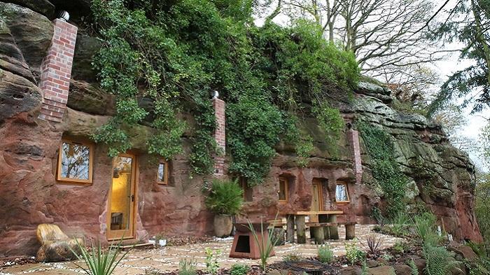 Mantan Pengusaha Ini Bangun Rumah ala Flintstones