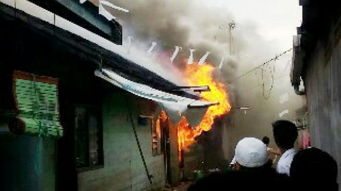 Sebuah Rumah di Gang Hikmah Pekapuran Jadi Arang