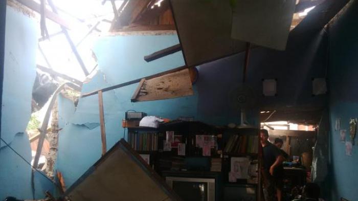 PLN Jamin Perbaiki Rumah Tertimpa Tower Ambruk