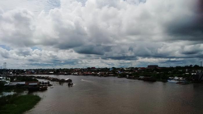 Debit Air Naik, Rumah Lanting Makin ke Tengah Sungai