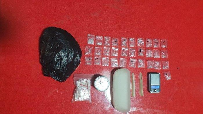 Rumahnya Digeledah Polisi, IRT di Ketapang Kalbar Ini Buang Wadah Minyak Rambut Berisi 31 Paket Sabu