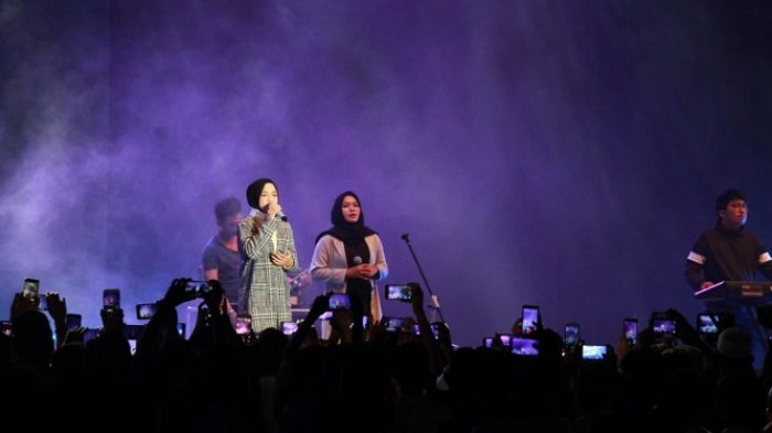 Nissa Sabyan Meneteskan Air Mata Saat Tampil di Batulicin, Tak Tahan Melihat Ribuan Pecintanya