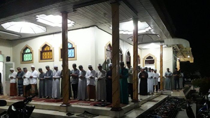 Diimami Hafiz Alquran Bersuara Emas, Sholat Gerhana Bulan di Tapin Meriah