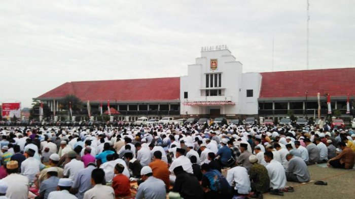 Begini Kiprah Petugas Sukarela Salat Iduladha di Lapangan Murjani