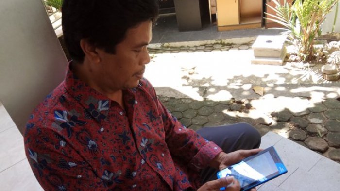 Samhudi Masukkan Data Warga Miskin Menggunakan Ipad