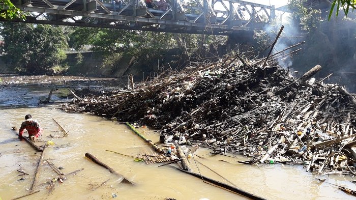 Warga Bawa Parang dan Bercebur ke Sungai Tapin, Ini yang Dilakukannya