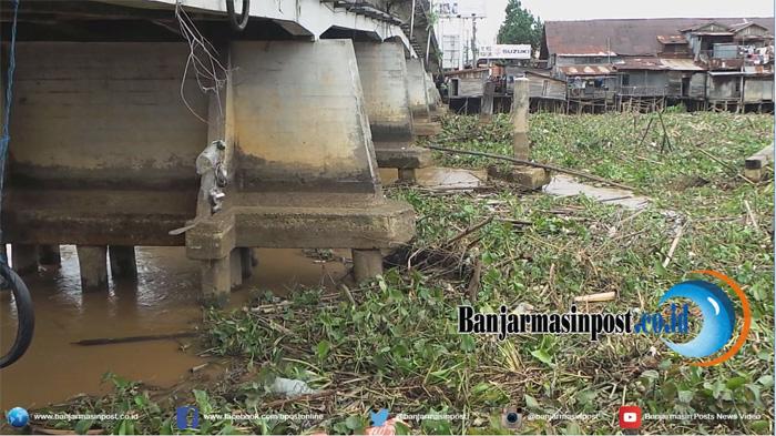 NEWSVIDEO: Nyangkut di Jembatan, Sampah Bikin Angkutan Sungai Tak Bisa Lewat