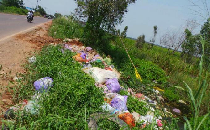 Sampah Dibiarkan Menumpuk di Pinggir Jalan