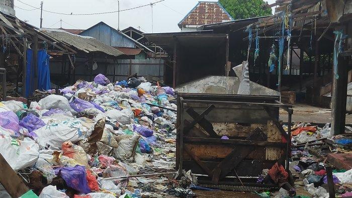 Ditinggal Pedagang, Sampah Menggunung di Eks Pasar Bauntung Banjarbaru, Warga Keluhkan Bau tak Sedap