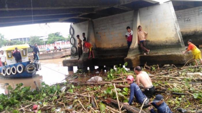 Tumpukan Sampah Bikin Macet Lalu Lintas Sungai Martapura