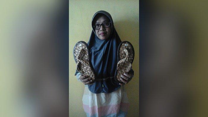 KalselPedia -- Inovasi Desa di Kabupaten Banjar : Sendal Bahan Eceng Gondok dari Desa Cabi