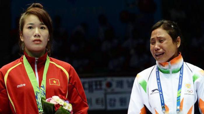 Petinju Wanita India Tolak Pengalungan Medali Sambil Tersedu