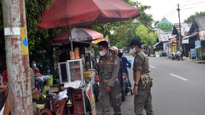 Bahayakan Pengguna Jalan, Lapak PKL di Bahu dan Badan Jalan Ditertibkan Satpol PP HSS