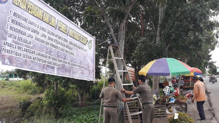 Satpol PP Tapin Bagikan Selebaran Perda Ramandan hingga ke Perbatasan Batola