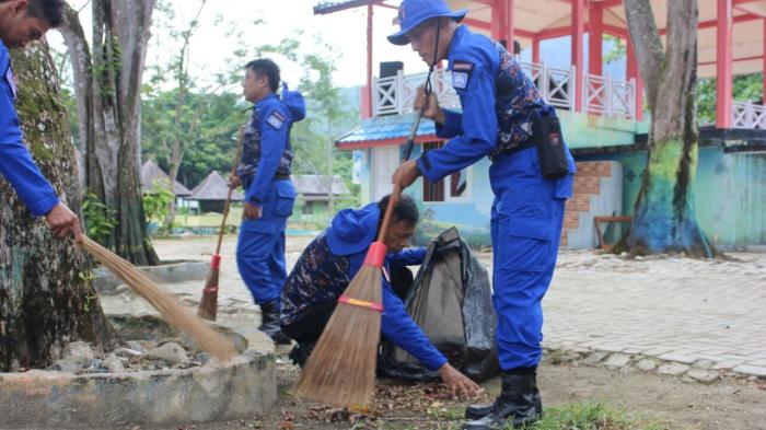 Satpolair Polres Kotabaru Bersihkan Pantai Sarangtiung