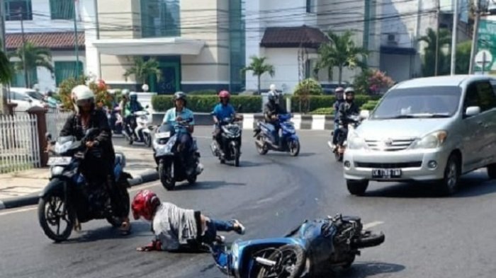Dua Pengendara Ini Ambruk Akibat Ceceran Solar di Jalan P Samudera