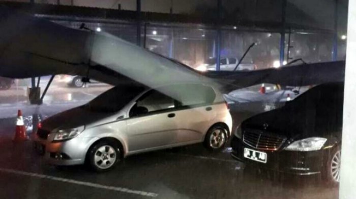 Mobil Tertimpa Baliho Iklan Bakal Diganti Pihak di Bandara Syamsudin Noor