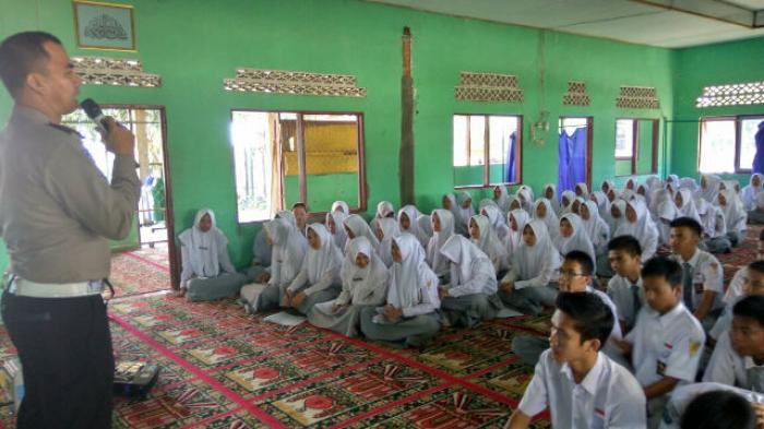 Kasatlantas Sampaikan Tata Tertib Berlalulintas ke Pelajar SMAN 1 Kelua