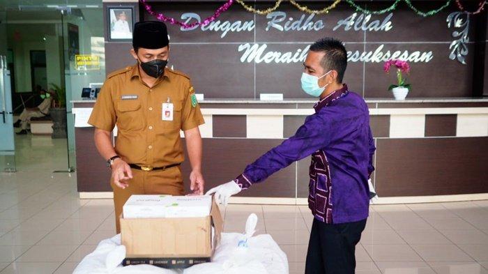 Syafruddin H Maming Serahkan 400 APD dan 1000 Rapid Tes ke Pemkab Tanbu