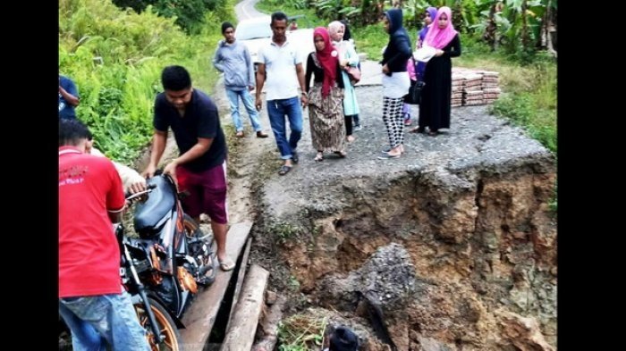 Akses Utama Pulau Sebatik Putus Akibat Hujan, Warga Terpaksa Lewat Titian Kayu Ini