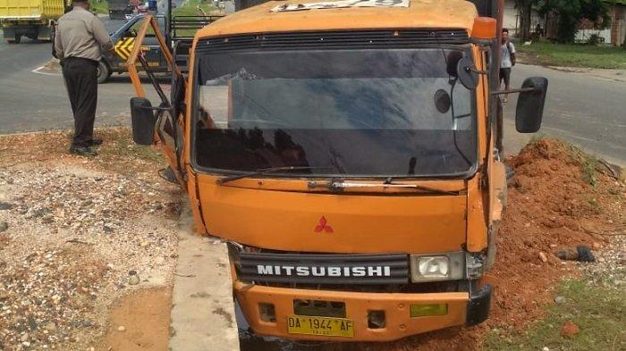 Bawa Kontainer, Truk Tabrak Pembatas Jalan di Perbatasan Lingkar Selatan-Landasan Ulin