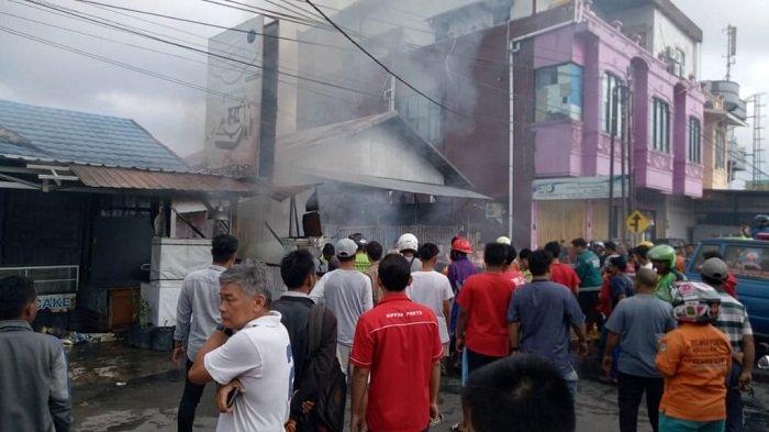 Warung Makan di Banjarindah Nyaris Habis Terbakar, Relawan Pemadam Sigap Padamkan Api