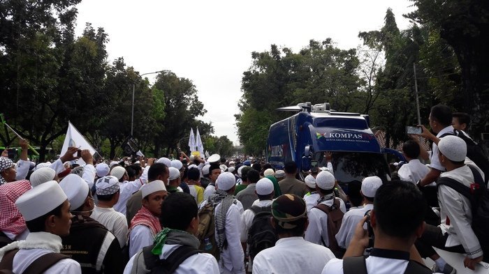 Puluhan Ribu Orang Padati Jalan Medan Merdeka Selatan