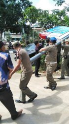 Plang Reklame Tak Berizin Ini Langsung Dirobohkan Tim Penertiban