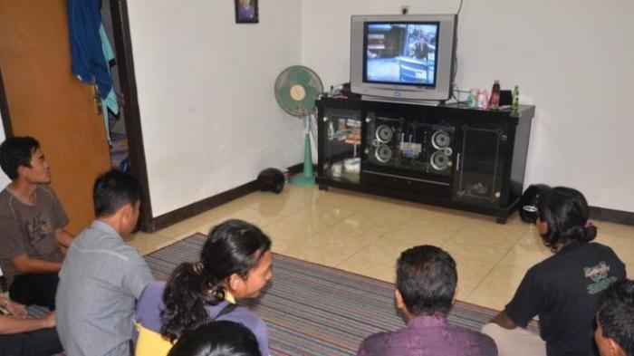 Tetangga Rani Terus Pantau Televisi