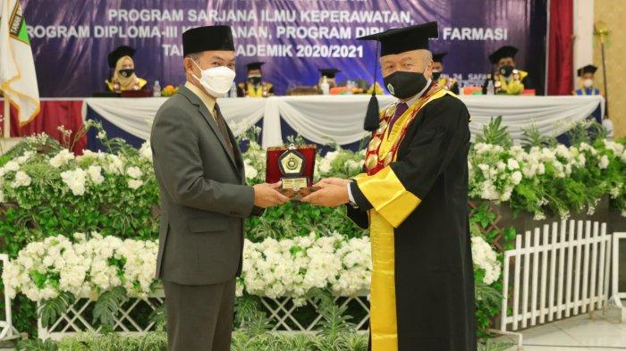 Sekda Tanahbumbu Hadiri Wisuda XII Stikes Darul Azhar, ini Harapannya