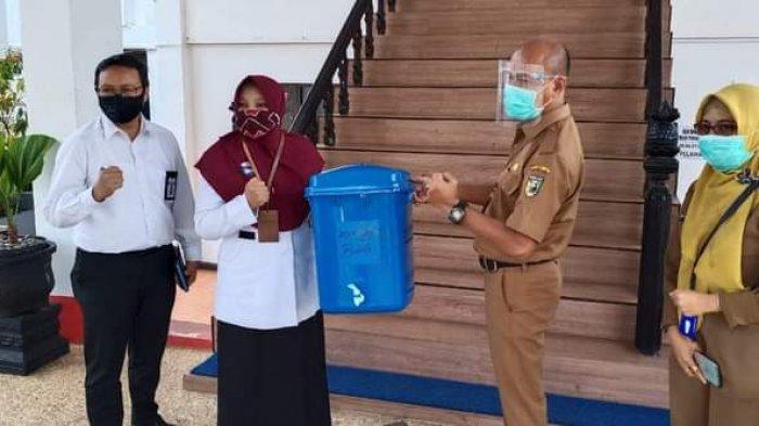 Sisihkan Sebagian Gaji, Pegawai KPPN Pelaihari Serahkan Barang Berguna ini Kepada Pemkab Tala