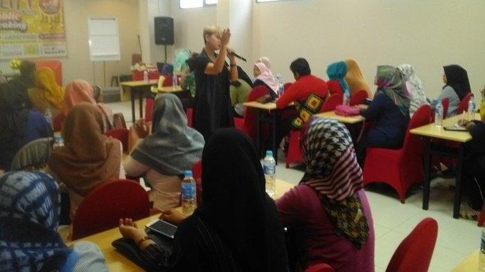 80 Peserta Antusias Ikuti Seminar Public Speaking Bersama Miss Bonis dan Ketua DPRD Kota Banjarmasin