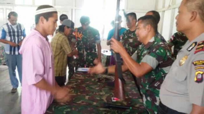 Warga Perbatasan Serahkan 25 Senpi Boman ke TNI