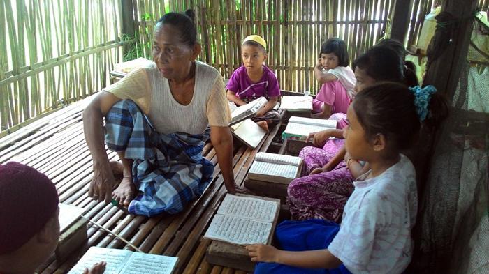 Ya Allah! Hapipa Terpaksa Mengajar Anak-anak Mengaji di Kandang Ayam
