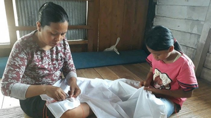 Lestarikan Budaya Melalui Kain Sasirangan, Warga Desa Liyu Membuatnya Pakai Pewarna Alam