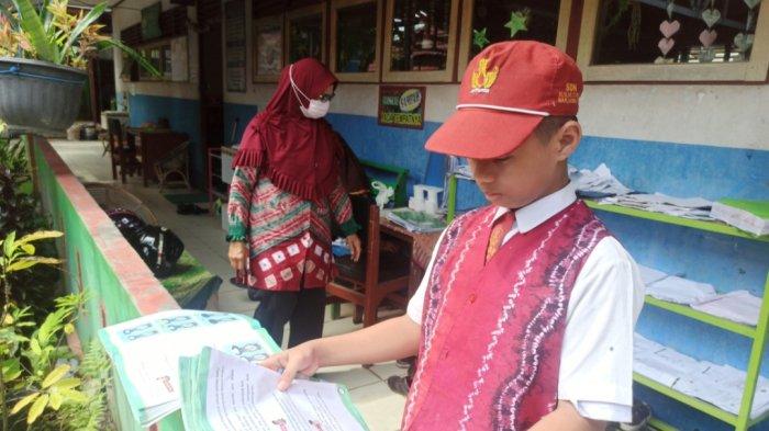 Terdampak Banjir Rob Banjarmasin, Siswa SDN 1 Alalak Utara Jemur Buku di Depan Kelas