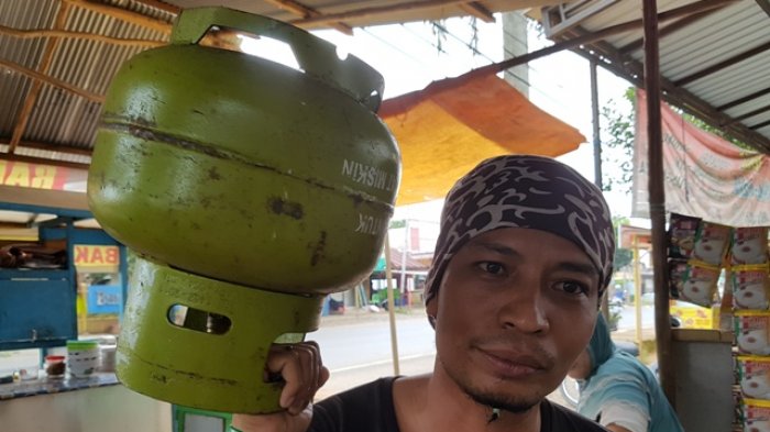 Warga Angsau Berburu Gas Elpiji 3 Kilogram, Ada yang Harganya Sampai Rp 40 Ribu