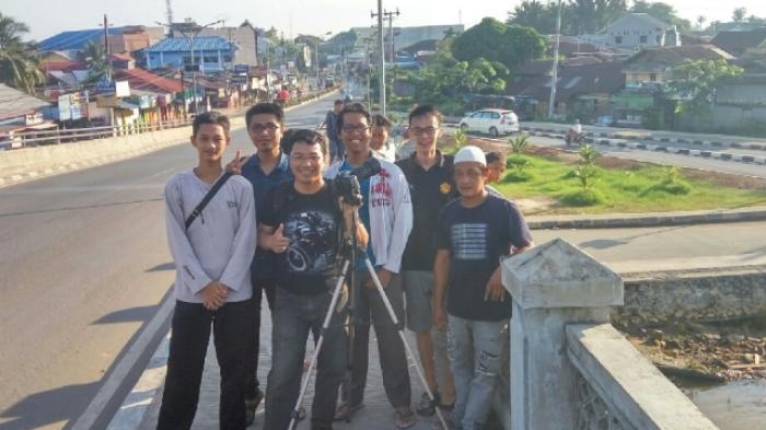 Serbu Jembatan untuk Nikmati Momen Gerhana