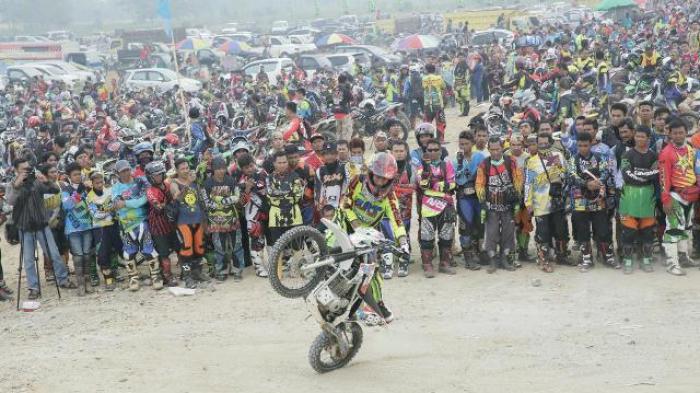 Seribu Sungai Part III, Ribuan Rider Padati Perumahan