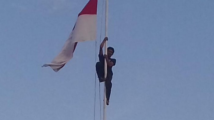 Sama Heroiknya dengan Johny Kala, Aksi Anggota TNI Panjat Tiang Bendera Juga Bikin Heboh