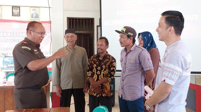 Kejari Talnahlaut Selesaikan Perkara Laka Lantas di Desa Tampang Melalui RJ, Kedua Pihak Pun Terharu