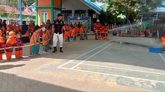 Kenalkan Tugas Relawan Pemadam Kebakaran, Siswa PAUDIT Barabai Diajak Ikut Simulasi