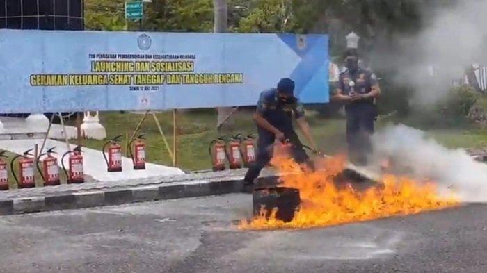 UPT Damkar Banjar Ajari Anggota PKK Cegah Kebakaran Skala Kecil Menggunakan Alat APAR
