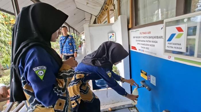 siswi di SMPN 11 Banjarbaru antre ambil air minum